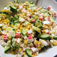 Классический крабовый салат с огурцом