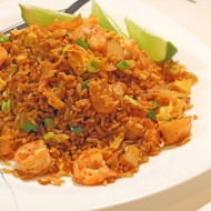 Классический жареный рис по-кантонски с курицей и креветками