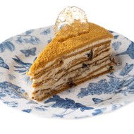 Классический медовик с черносливом