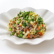 Классический оливье с мясом и яблоком