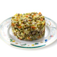 Классический оливье с языком и яблоком