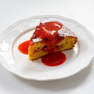 Шарлотка с клубникой