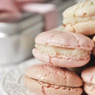 Клубничные пирожные макароны