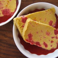 Клубничный гаспачо с семифреддо из манго, малины и шафрана