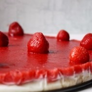 Клубничный йогуртовый торт без выпечки