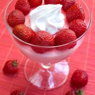 Клубничный крем со свежими ягодами