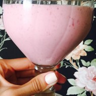 Клубничный молочный коктейль