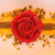 Клубничный сорбет с лимонным кремом и фисташковой пастой