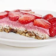 Клубничный торт без муки, без сахара, без выпекания