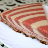 Клубнично-банановый йогуртовый торт (без выпечки)