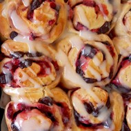 Клубнично-шоколадные роллы с ягодным кремом