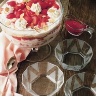 Клубника с муссом и орехами