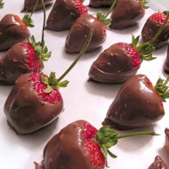 Клубника в горьком шоколаде