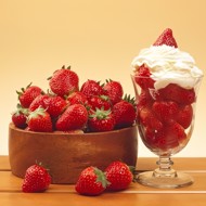 Клубника в соке из лимонов мейер со взбитыми сливками