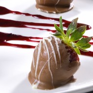 Клубника в темном шоколаде с белыми узорами