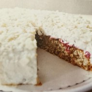 Клюквенно-ореховый торт с белым шоколадом