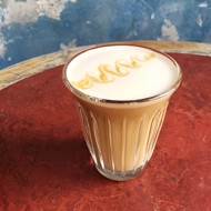 Кофе с молоком, гречишным медом и ванильной солью