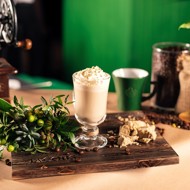 Кофейный коктейль с имбирем, корицей и персиком