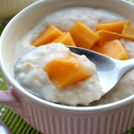 Кокосовая овсяная каша с манго и засахаренным имбирем