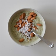 Кокосовая овсяная каша с матчей и миндалем