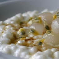 Кокосовая тапиока с личи и маракуйей