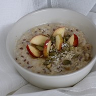 Кокосовая овсянка с яблоком и кленовым сиропом