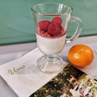 Кокосовая панна-котта с малиной