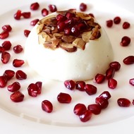 Кокосовый манный пудинг с засахаренными миндальными хлопьями