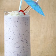 Кокосовый милкшейк с ананасом и черникой