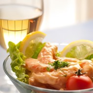 Коктейль из королевских креветок с черри и йогуртово-лимонным соусом