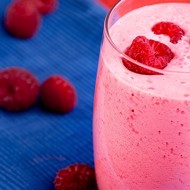 Коктейль из малины с кефиром