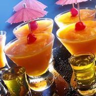 Коктейль с сорбетом из ананаса и персиков