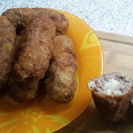 Колбаски из фарша с моцареллой