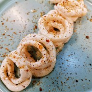 Кольца кальмара в сметанно-луковом соусе