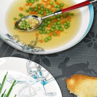 Консоме со звездчатой вермишелью, морковью и горошком