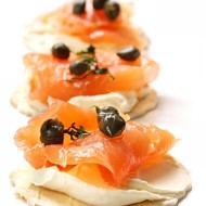 Копченый лосось с укропной сметаной и каперсами