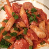 Корейские рисовые брусочки токпоки с сосисками, адаптированный рецепт