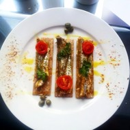 Корюшка с каперсами и помидорами черри