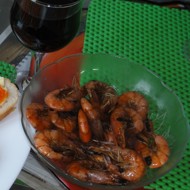 Королевские креветки с базиликом в красном вине