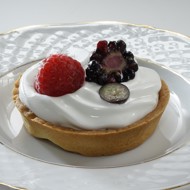 Корзиночки с белковым кремом и ягодами