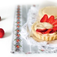 Корзиночки  с  заварным карамельным  кремом  и  клубникой