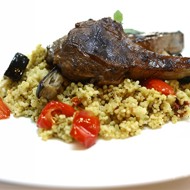 Котлеты из баранины со специями, обрамленные кускусом