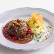Котлеты из говядины с картофельным пюре и клюквенным соусом