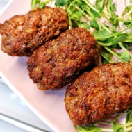 Котлеты с фисташками, базиликом и вялеными томатами