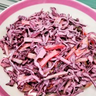 Коулсло из краснокочанной капусты с халапеньо