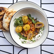 Козий сыр с жареными оливками и соусом из печеных перцев