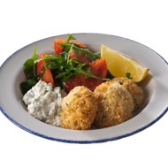 Крабкейки с соусом тартар и зеленым салатом