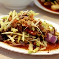 Крабовый салат с зеленым манго и кокосом