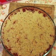 Крамбл с яблоками и клубникой