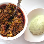 Крамбл с клубникой, сливой и фисташками